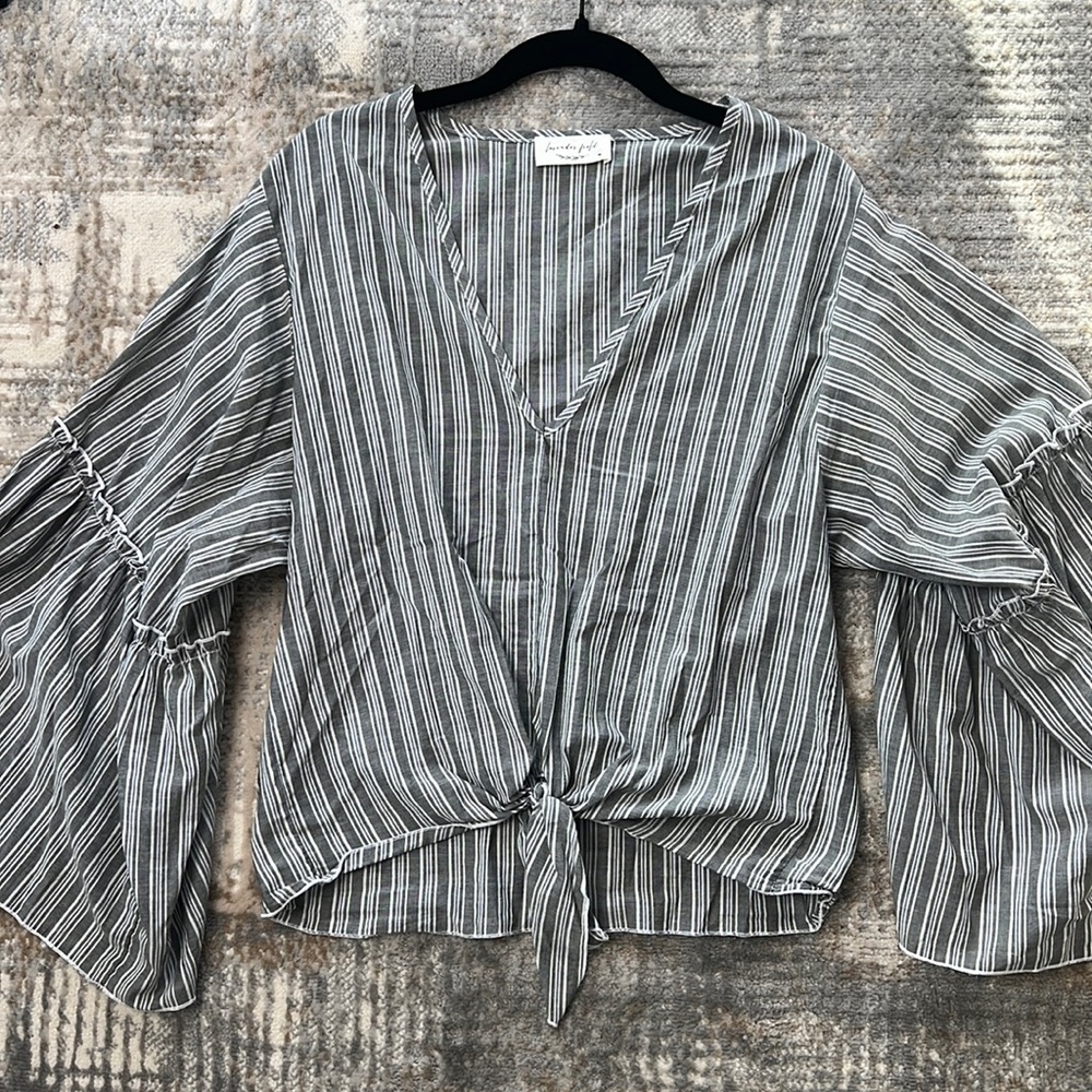 EUC GRAY STRIPED CROP TOP TIE AT WASTE WITH BELL SLEEVES
